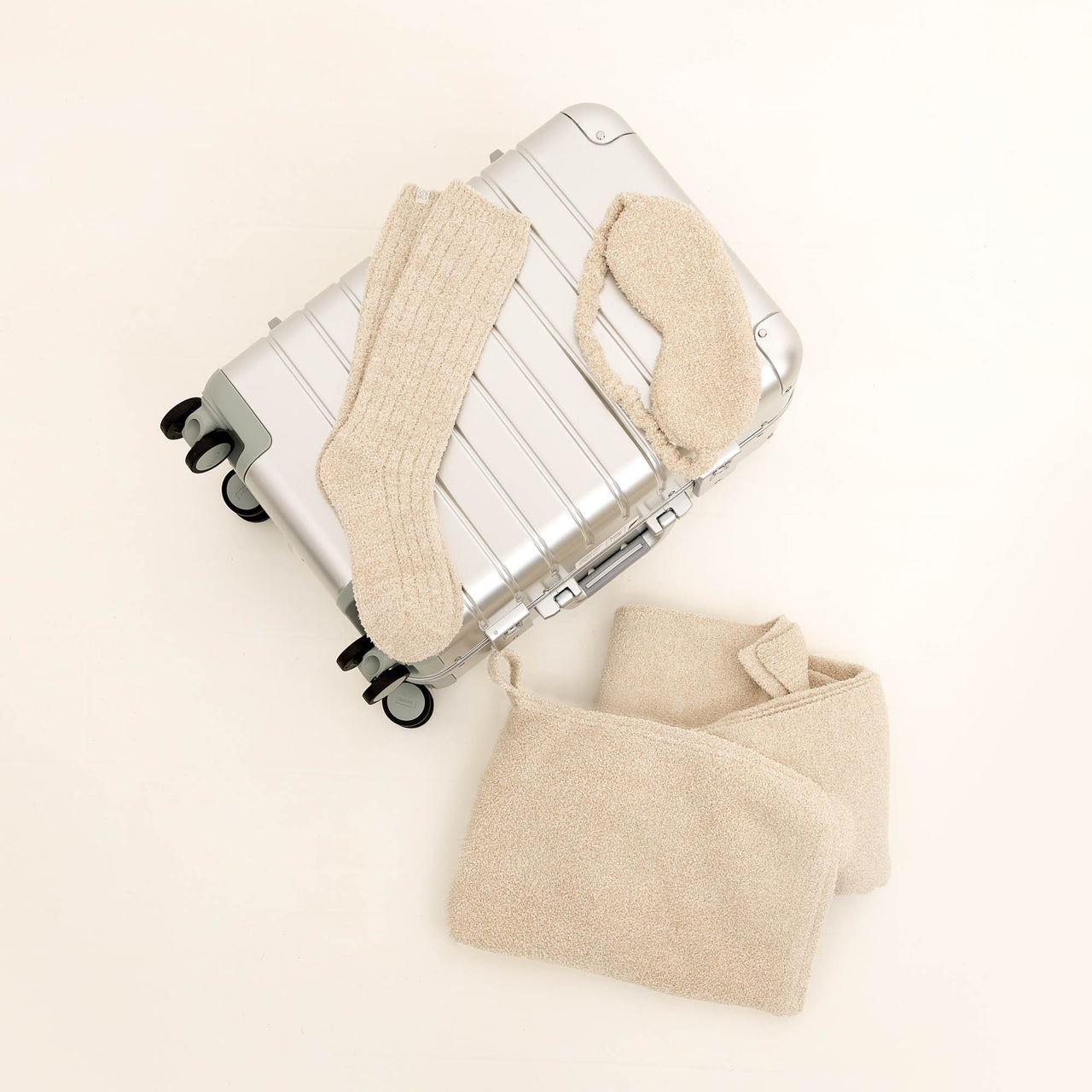 Travel Set (Blanket, Socks, Eyemask, Bag) | Kashwére